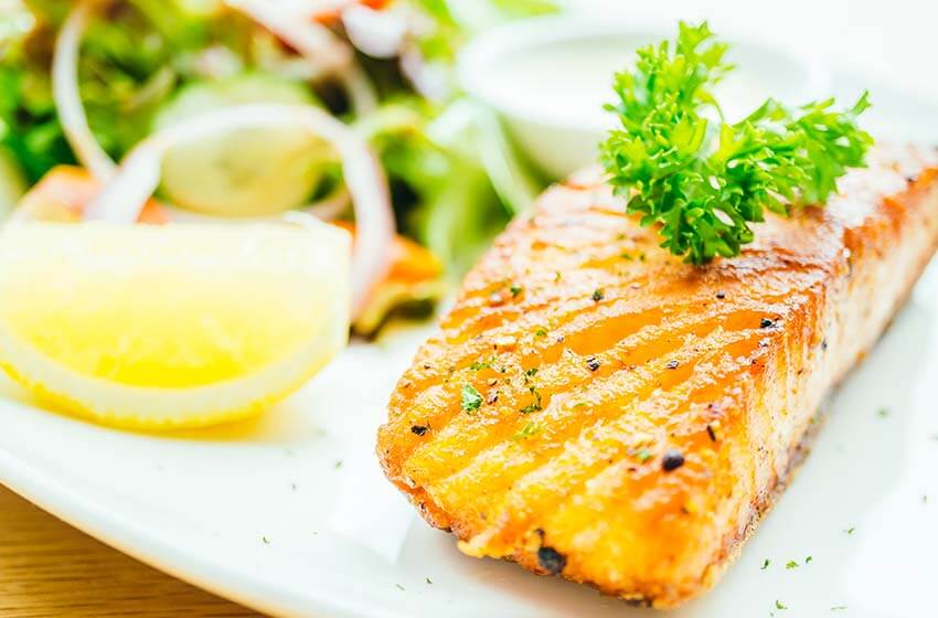 Peixe é um dos alimentos que alivia os sintomas da TPM